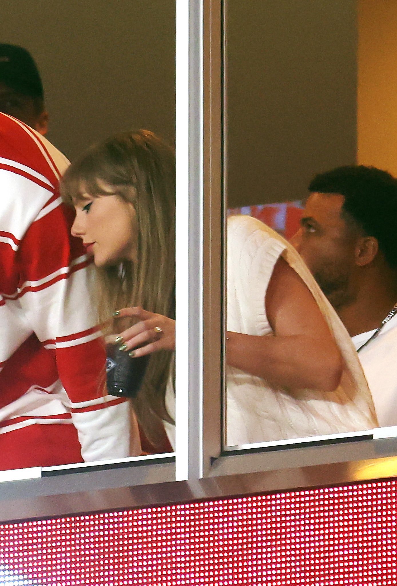 Taylor Swift Quietly Attends Chiefs vs. Ravens in Winter Clothes - Travis Kelce On The Field Bursts Into Laughter on the Field After Spotting Her Weird Outfit, She Anxiously Takes It Off and Starts Drinking… Full Video