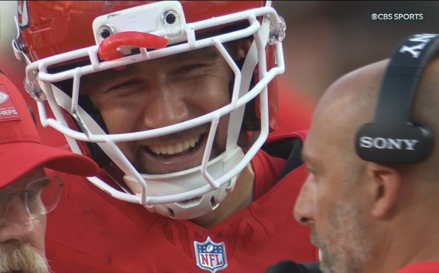 Taylor Swift Quietly Attends Chiefs vs. Ravens in Winter Clothes - Travis Kelce On The Field Bursts Into Laughter on the Field After Spotting Her Weird Outfit, She Anxiously Takes It Off and Starts Drinking… Full Video