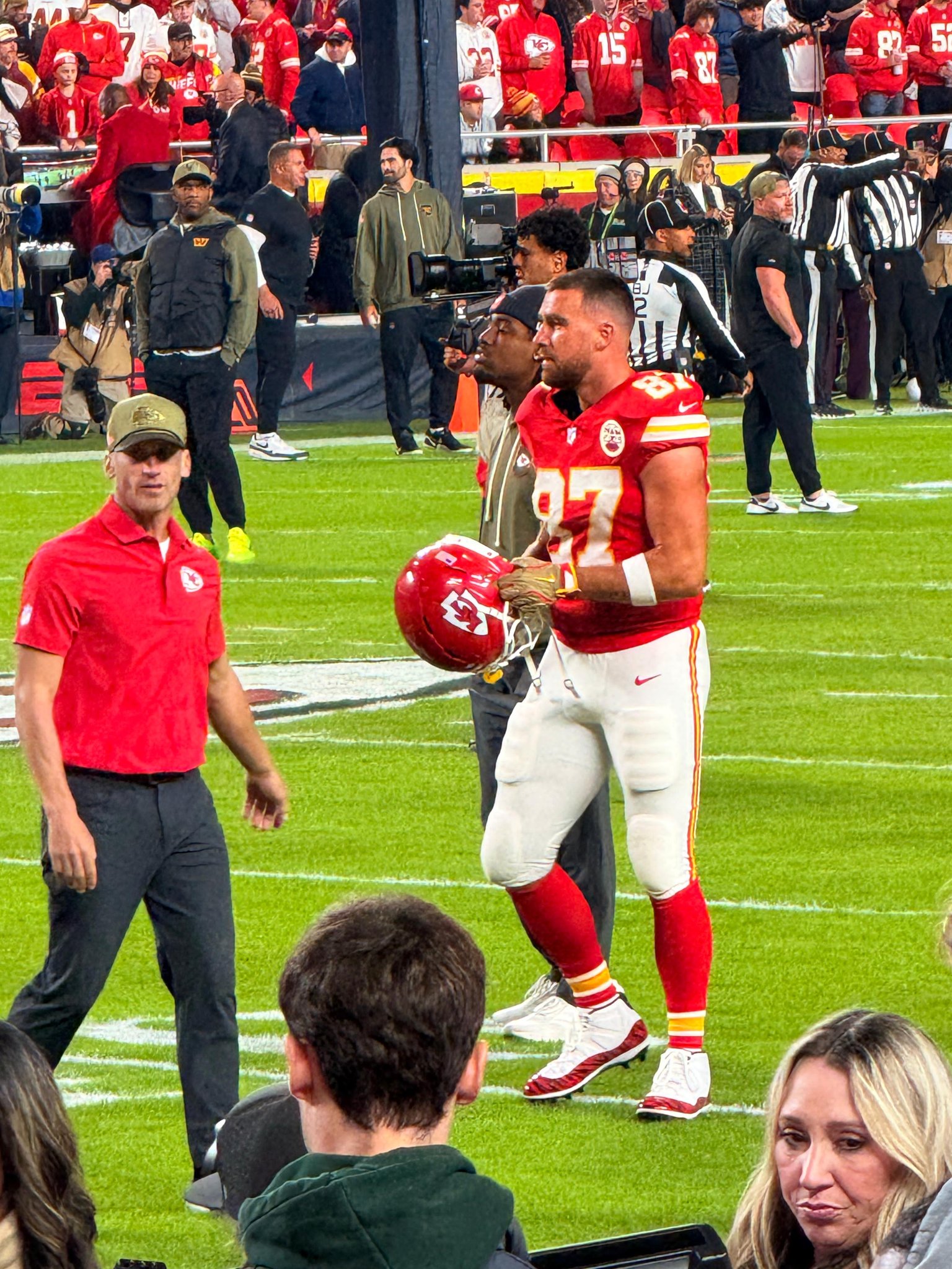 Taylor Swift’s Confusing Fashion Choice Leaves Fans in Total Shock as She Arrives Unexpectedly Late to the Chiefs vs. Commanders Game to Support the Struggling Chiefs — Who Were Already Locked in a Tough Match Against the Commanders. Moments After She Walked Elegantly Into the Stadium and Headed to the VIP Box, Travis Kelce Appeared Distracted and Lost Focus on the Field, Clearly Stunned by Her Look. Fans Are Now Asking: Was Taylor There to Motivate Her Man or to Confuse Him Even More?