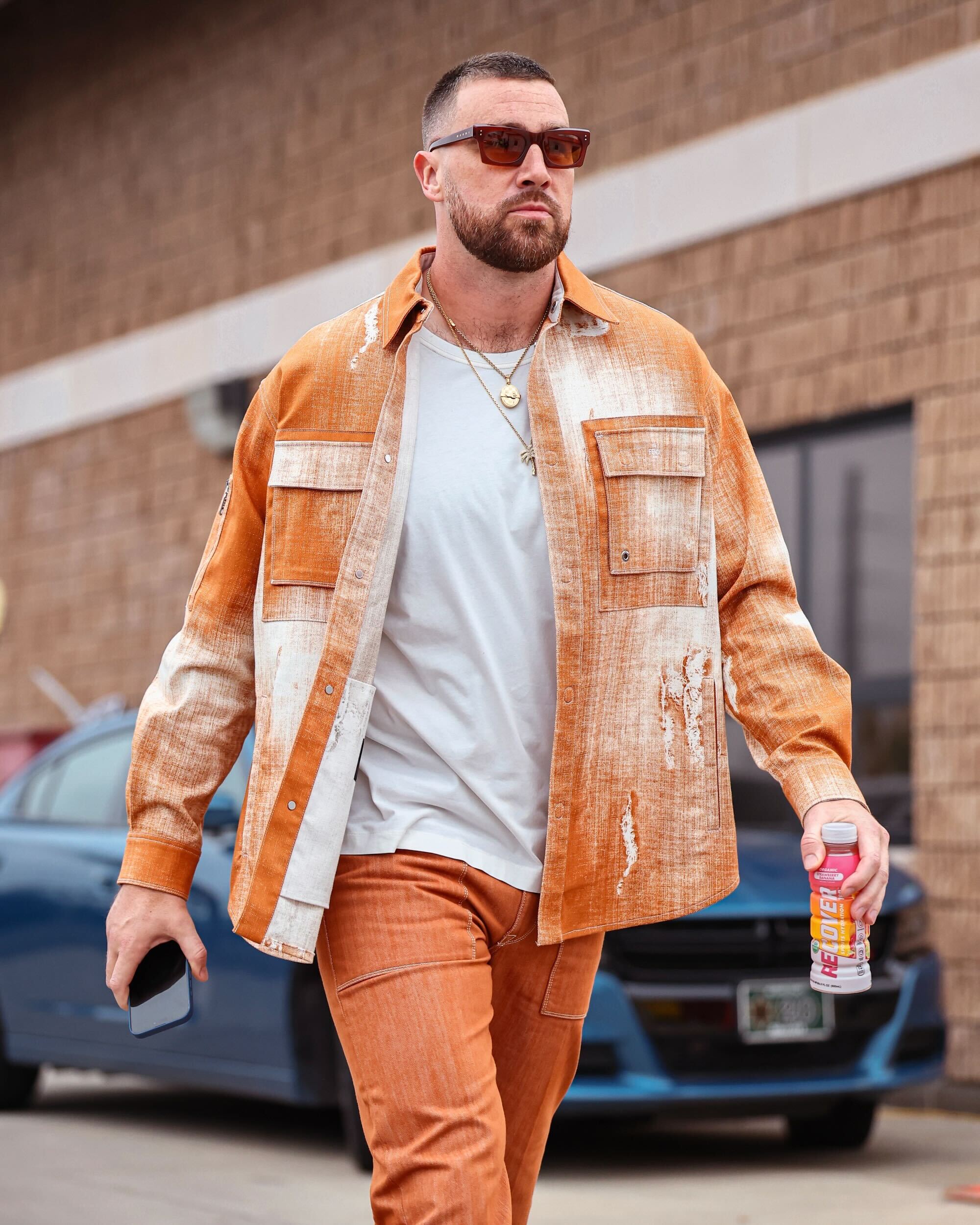 Taylor Swift’s Confusing Fashion Choice Leaves Fans in Total Shock as She Arrives Unexpectedly Late to the Chiefs vs. Commanders Game to Support the Struggling Chiefs — Who Were Already Locked in a Tough Match Against the Commanders. Moments After She Walked Elegantly Into the Stadium and Headed to the VIP Box, Travis Kelce Appeared Distracted and Lost Focus on the Field, Clearly Stunned by Her Look. Fans Are Now Asking: Was Taylor There to Motivate Her Man or to Confuse Him Even More?