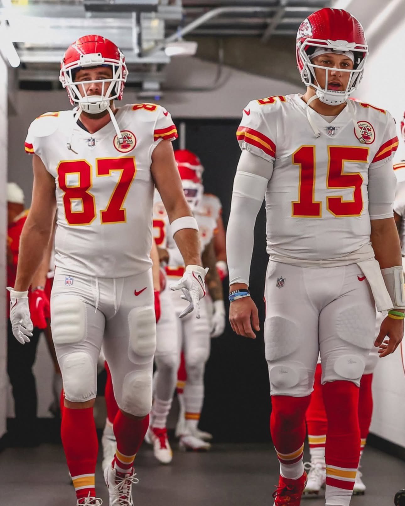 Breaking News: Taylor Swift Makes a Stunning Surprise Late Appearance to Support Fiancé Travis Kelce at the Chiefs vs. Jaguars Game — Joined by Travis’ Mom Donna Kelce!