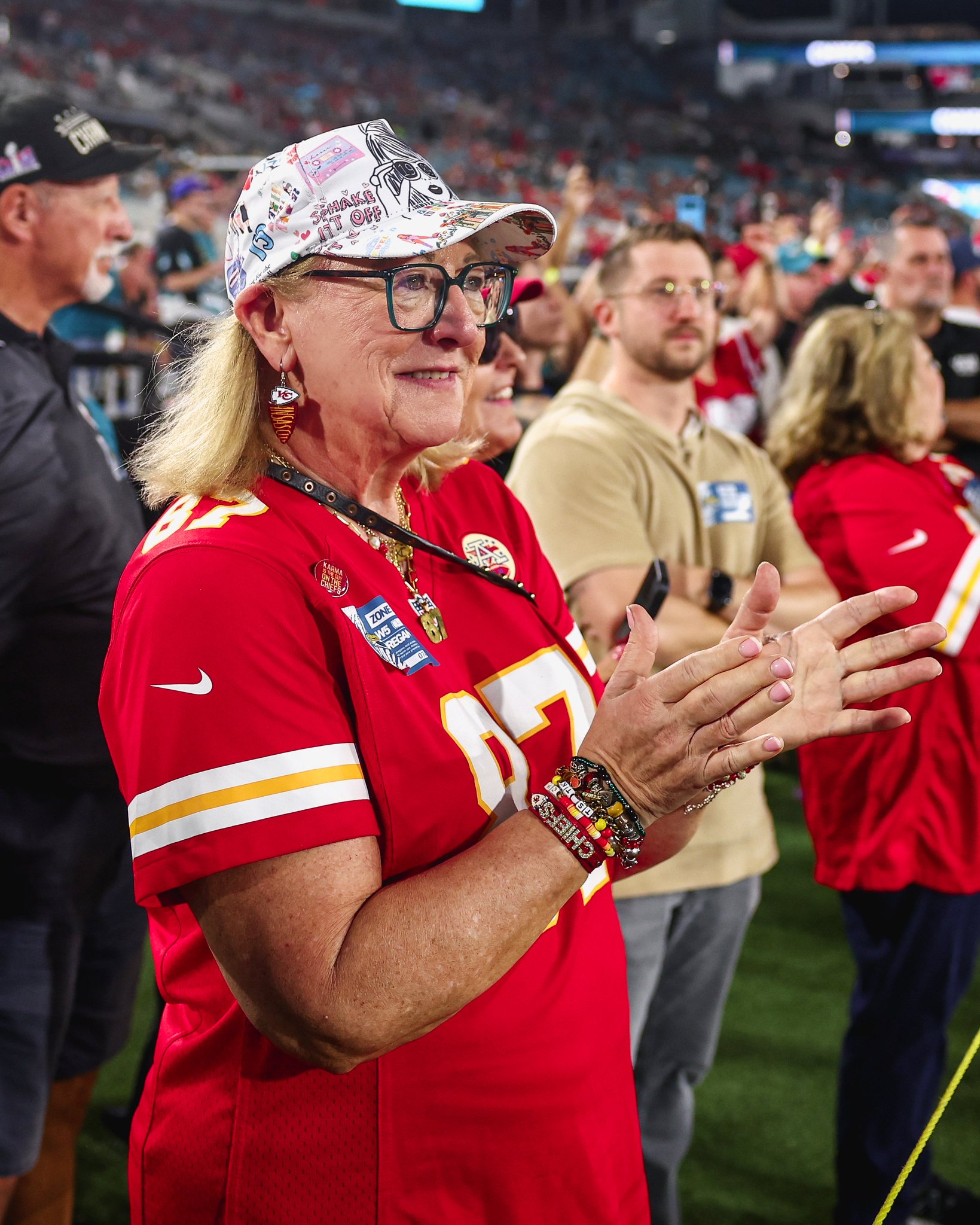Breaking News: Taylor Swift Makes a Stunning Surprise Late Appearance to Support Fiancé Travis Kelce at the Chiefs vs. Jaguars Game — Joined by Travis’ Mom Donna Kelce!