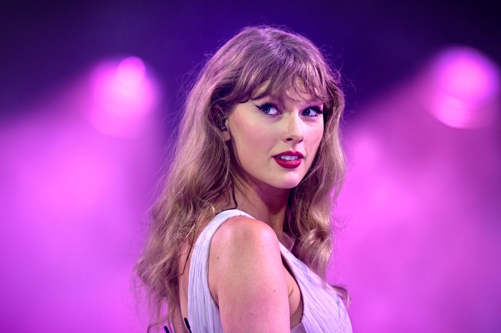 BREAKING: Taylor Swift Publicly Calls Out Donald Trump to Take Responsibility for His Crimes After House Democrats Release Over 20,000 Pages of Jeffrey Epstein’s Emails Revealing Trump’s Ties and Private Criticism — and After Trump Ignored Every Single Question About Epstein During a Recent Bill Signing, Causing Panicked White House Staff to Kick Reporters Out of the Room. What Shocked Taylor the Most Was Epstein’s Message About Trump That Read, “I Have Met Some Very Bad People. None as Bad as Trump. Not One Decent Cell in His Body.” Taylor Responded: “I Can’t Even Fathom How Bad You Must Be for Epstein to Say That. Monsters Know Monsters… He’s Clearly Guilty. If No One Will Make Him Answer for His Crimes, I Will.”