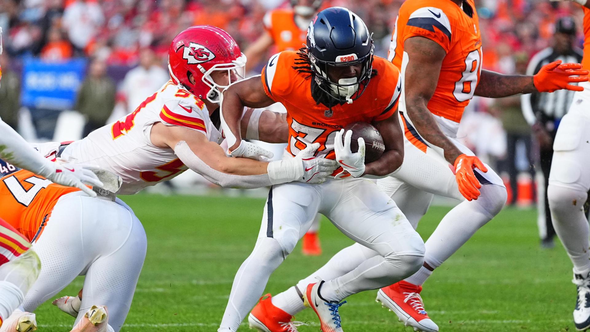 Taylor Swift Makes a Late, Picture-Perfect Appearance at the Chiefs–Broncos Game, but Fans Call Out Her “Confusing” Outfit—Saying the Color Looks Like She’s Supporting the Broncos—and Travis Kelce’s Reaction Once He Realizes How They’re Treating Her Is Impossible to Ignore.