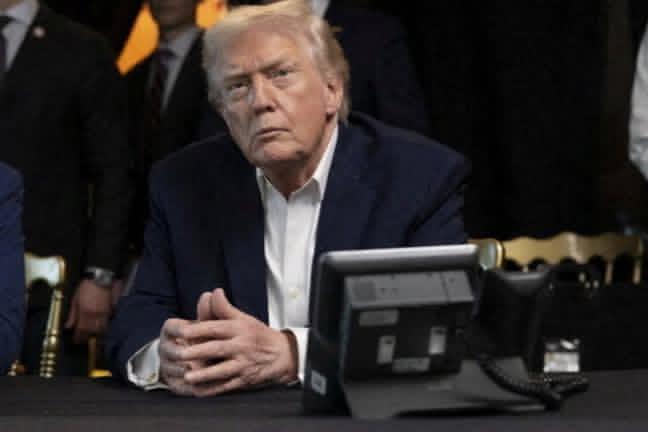 Experts Flag Shocking Detail in Trump’s Venezuela War Room Photos as Questions About His Health Resurface