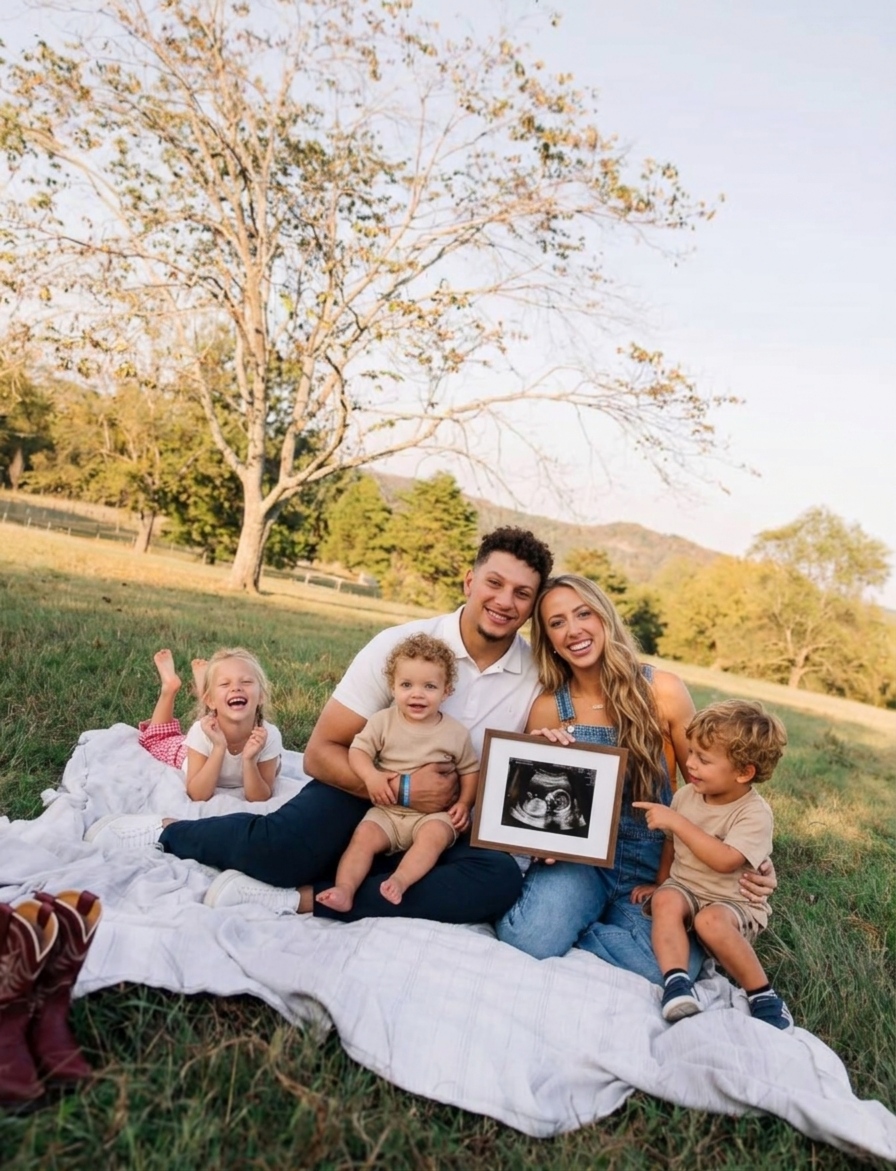 Patrick and Brittany Mahomes Steal the Spotlight Alongside Their Kids Sterling, Bronze, and Golden in a Heartwarming Pregnancy and Gender Reveal for Baby No. 4, but It’s the Kids’ Adorable Reactions and the Sweet Names They Choose for Their New Sibling That Melt Fans’ Hearts