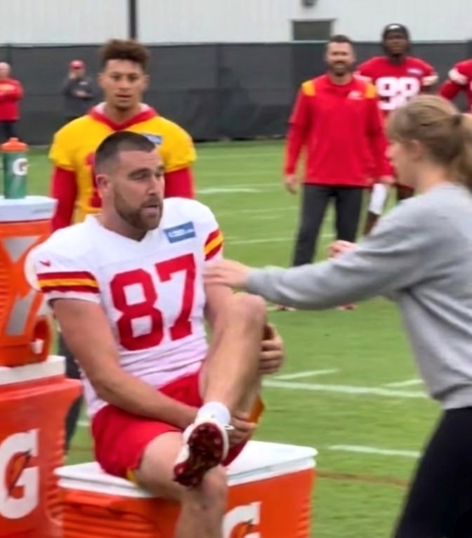 Taylor Swift Breaks Chiefs Protocol by Rushing to the Chiefs’ Training Field on the Final Day of Bye Week Practice After Her Husband Travis Kelce Suffers a Minor Training Accident, but Her Worried Reaction and the Moment She Pushes Past Patrick Mahomes as He Tries to Reassure Her Leave Fans Stunned Following Jalen Hurts’ Blood Clot Diagnosis