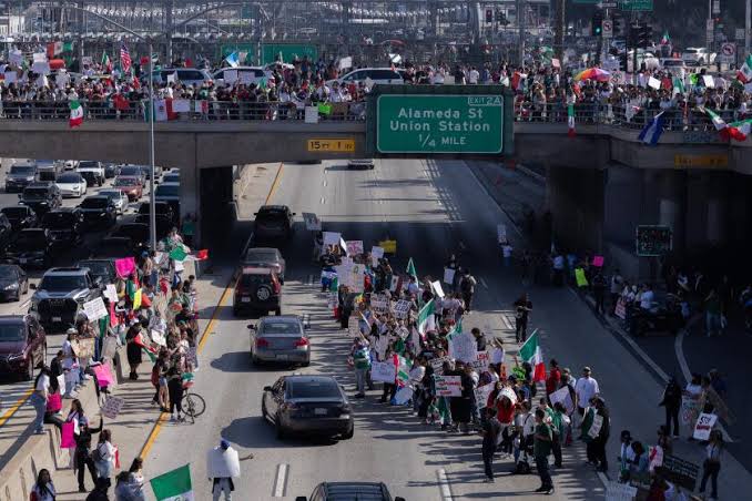 Thousands block Los Angeles Highways