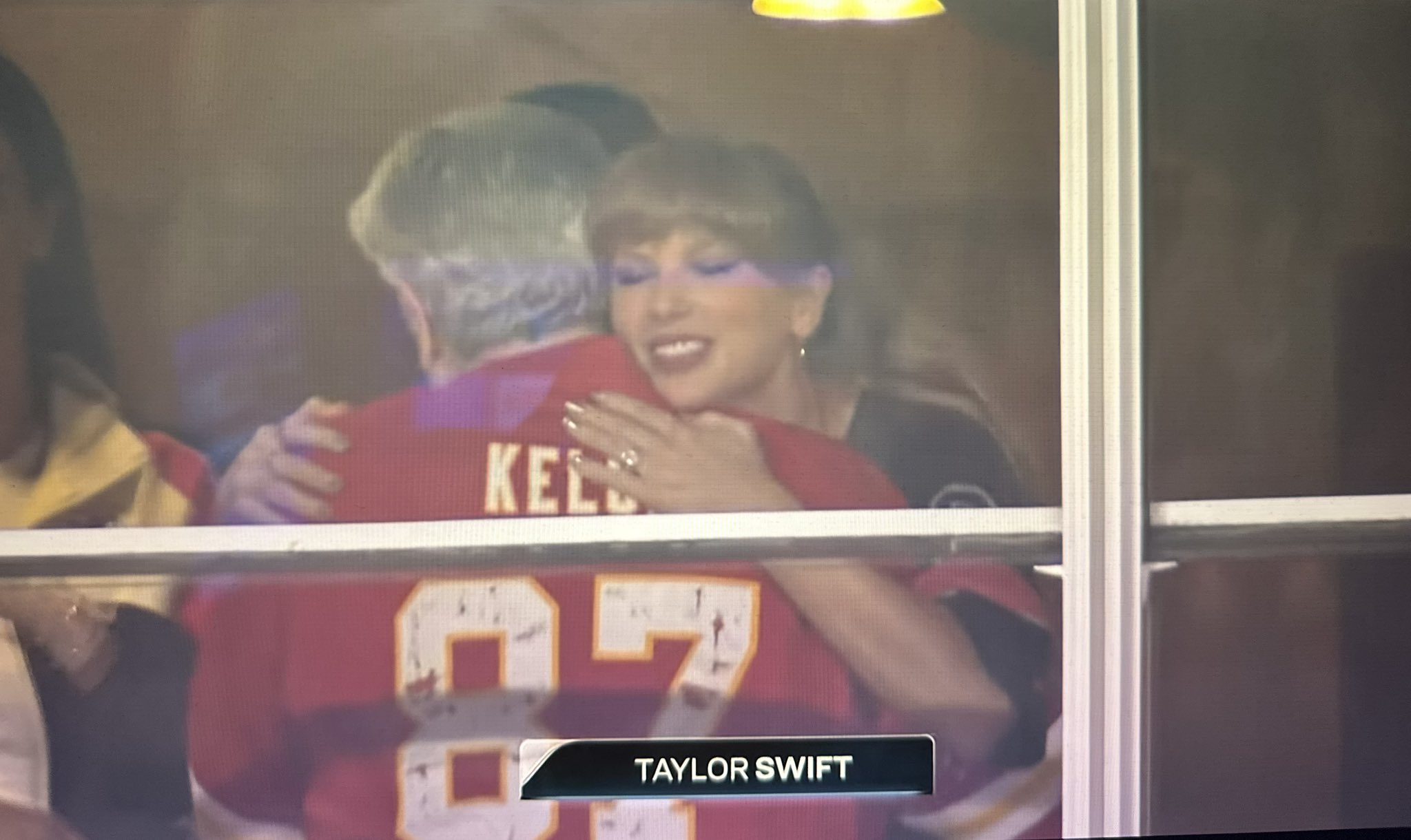 Heart-Touching Moment: Taylor Swift Breaks Down in Tears as She Hugs Travis Kelce’s Dad, Ed Kelce, at the Chiefs vs. Lions Game — All Because of a Sweet Wedding Gift Worth Barely $100, Yet Truly Priceless… See Full Details