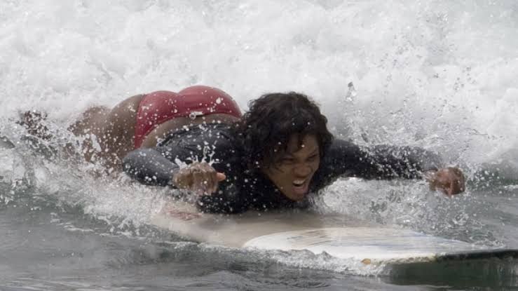 YOU ARE NOT READY FOR THIS, SO DON'T WATCH. Serena Williams slips while surfing and fans can't stop rewatching the video of those big melons swinging to hit the water as her rear wildly jiggles the moment she hit the water, this clip is a tsunami of hot bouncing jelly